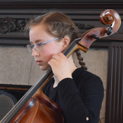 Jeune musicienne de l'OSJVS en concert