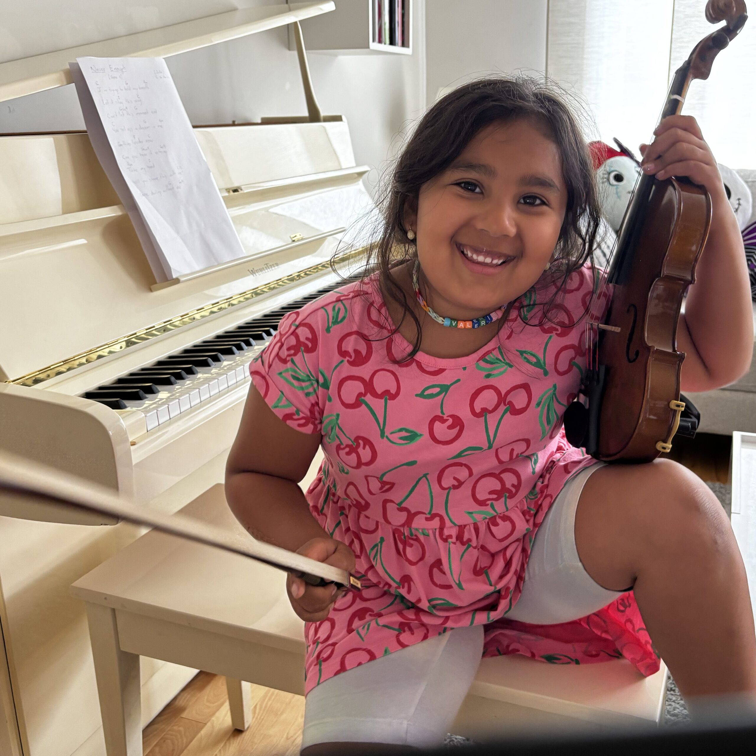 Jeune musicienne de l'OSJVS tenant un violon