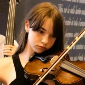 Jeune musicienne de l'OSJVS en concert
