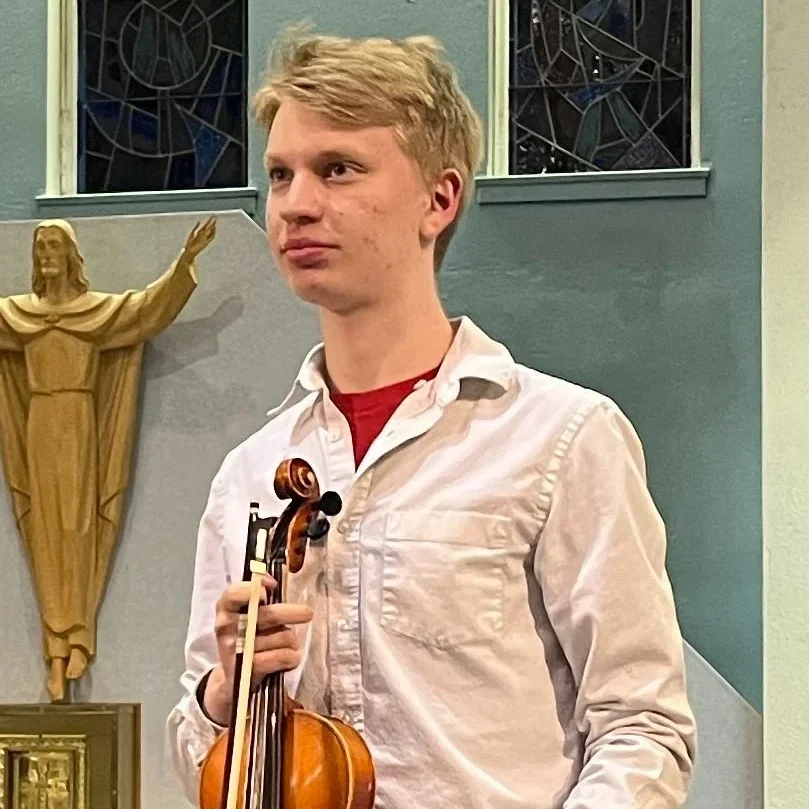 Jeune musicien de l'OSJVS tenant un violon